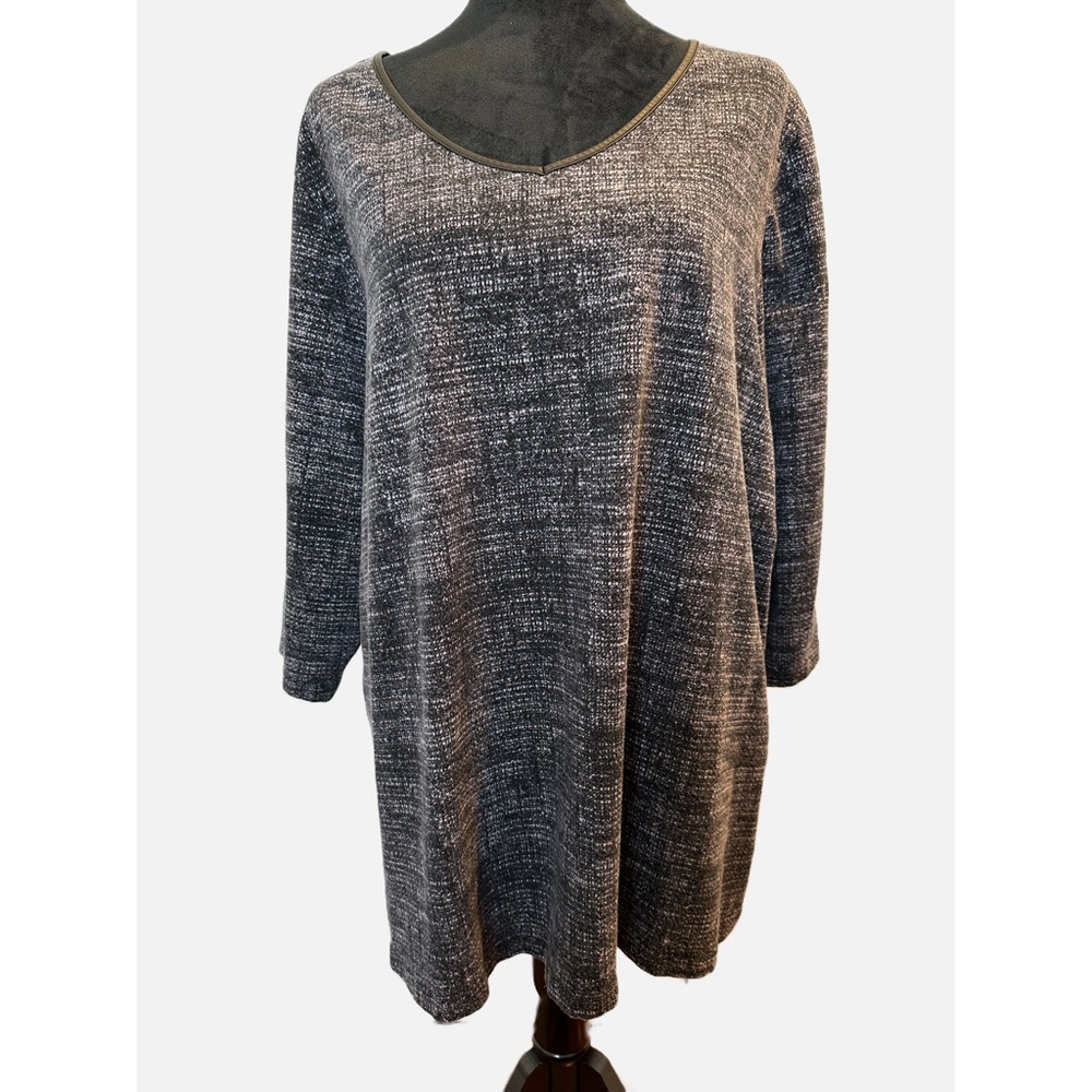 CATHERINE’S long black and white designed tunic top with v-neck, size 1X 18-20W